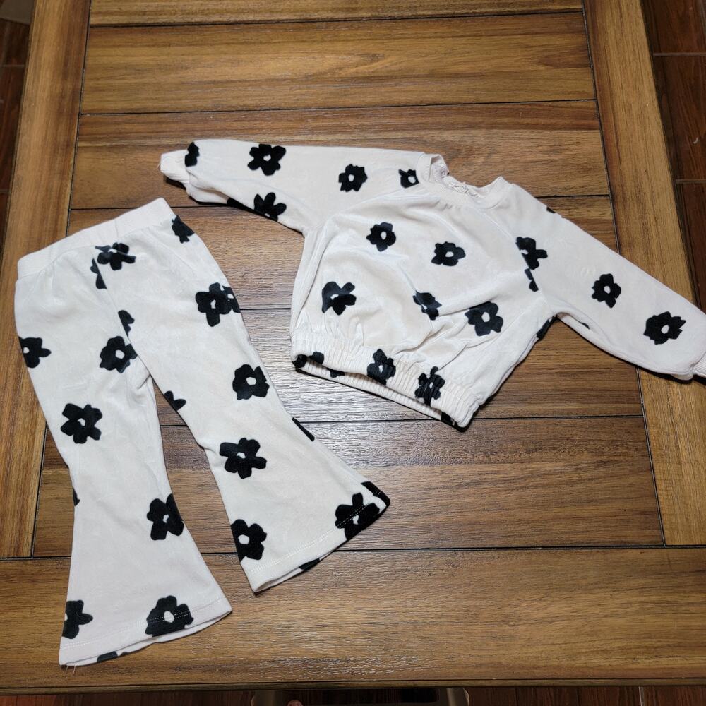 2 Pc Jessica Simpson Infant Bell Bottom Jogger Set w/ Black Flowers - Size 24M